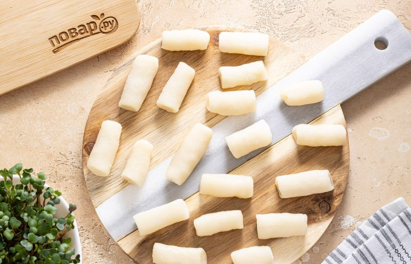 1. Этап. Тток: Каждую колбаску нарежьте на брусочки одинакового размера. После этого ттоки можно использовать для различных блюд или заморозить на будущее.