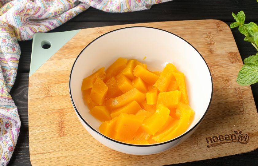 1. Этап. Пышки из тыквы: Приготовьте на пару или запеките в микроволновке или в духовке до мягкости.