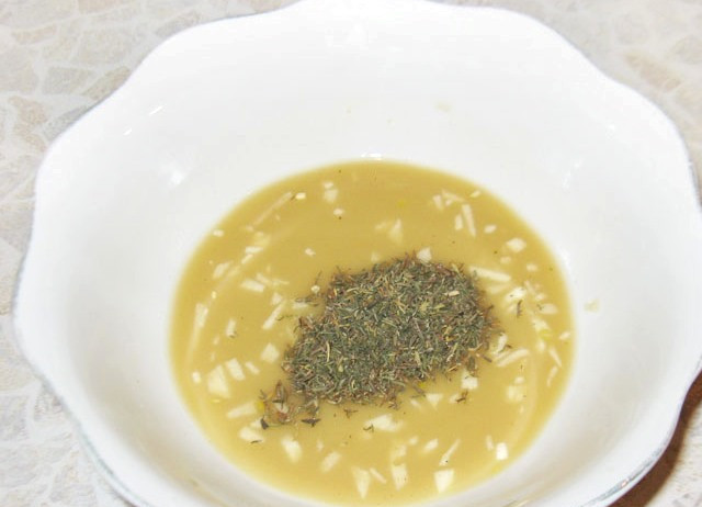 1. Этап. Куриная голень в фольге: Первым делом нам нужно приготовить маринад, для этого мы наливаем в миску вино, добавляем горчицу, нарезанный чеснок, специи и соль, хорошо все перемешиваем.