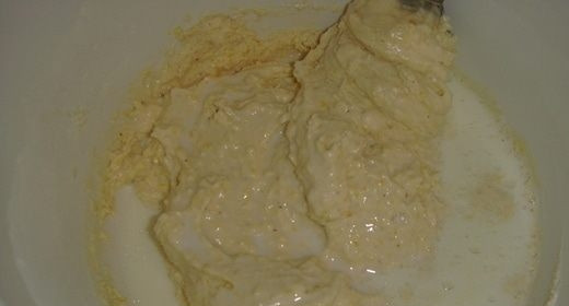 1. Этап. Выпечка с морковью: Затем влейте молоко. Всё тщательно перемешайте.