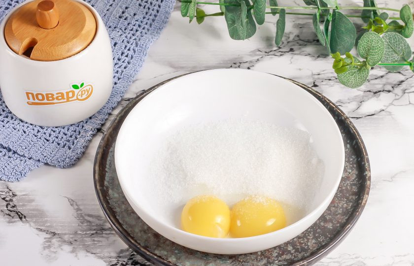 1. Этап. Кофейный гоголь-моголь: Отделите белки от желтков, разбив куриные яйца. Взбейте желтки с сахаром примерно 3-4 минуты. Можно добавить ванильный сахар или другой ароматизатор.