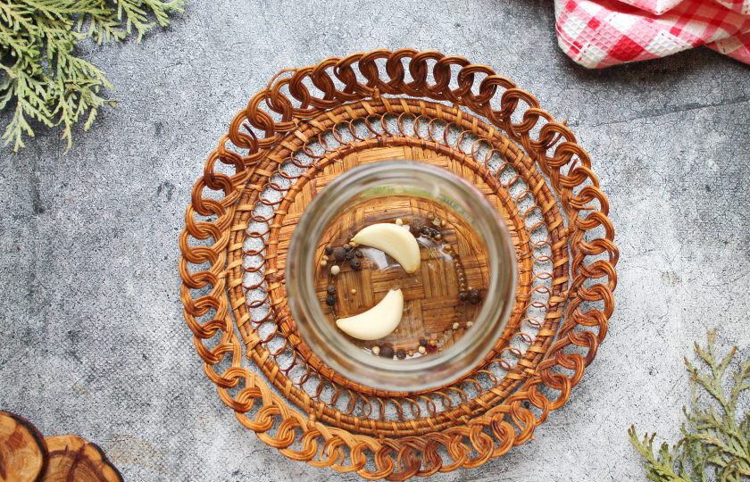 1. Этап. Топинамбур на зиму: Чеснок почистите и вместе с перцем выложите в банку. Выложите овощи в банки.