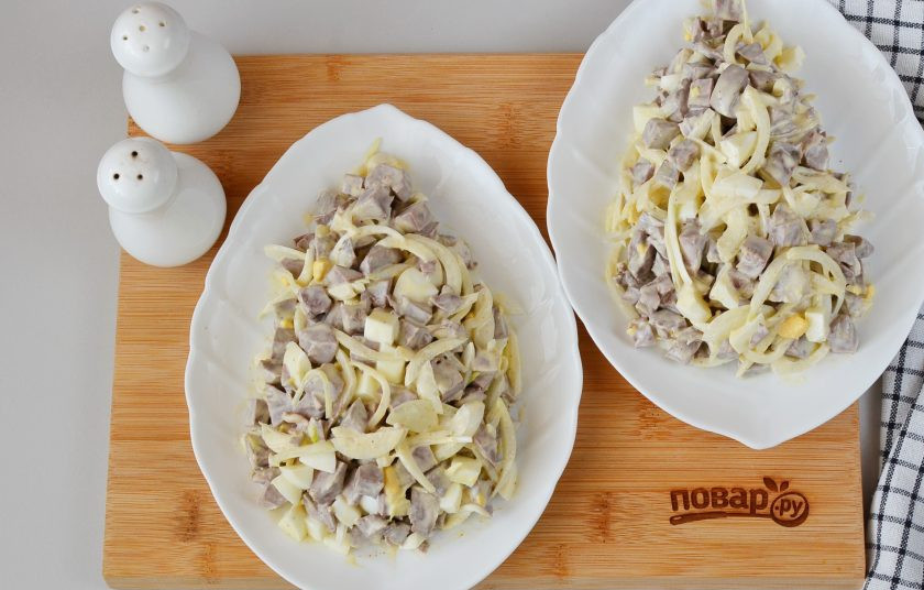 1. Этап. Салат Новогодний: Разместите салат на одном большом салатнике или двух небольших в виде елочек.