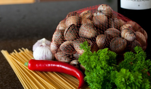 1. Этап. Спагетти с морскими мидиями: Подготовьте необходимые продукты.