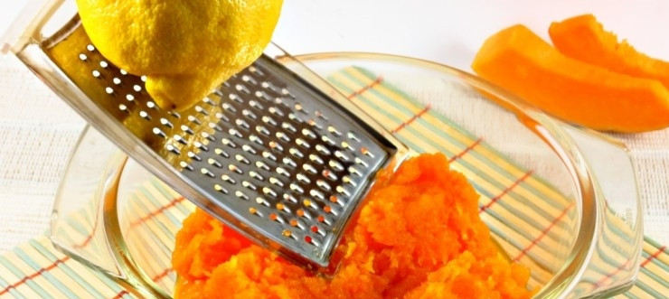 1. Этап. Тыквенный манник с лимонным сиропом: 2. Вымойте лимон и натрите его цедру, добавьте ее к тыкве, а также разрыхлитель и ванильный сахар.