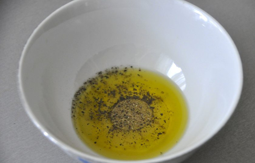 1. Этап. Греческая закуска Мелидзана: Влейте в миску 50 мл. оливкового масла, добавьте 2 столовые ложки лимонного сока и поперчите.