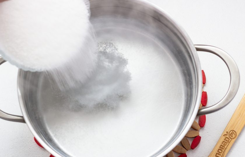 1. Этап. Компот из замороженной клюквы: Воду нагрейте, после закипания засыпьте сахар и, помешивая, растворите.