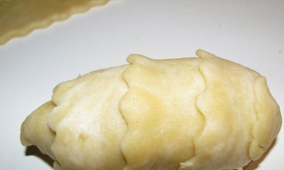 1. Этап. Турецкая самса: 8. Дальше все очень просто: каждый кусочек теста нужно обернуть вокруг начинки и плотно залепить края.