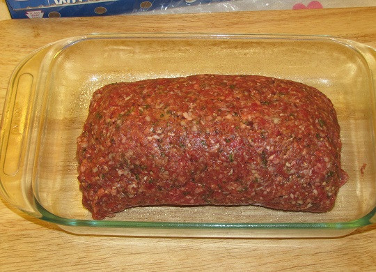 1. Этап. Мясной рулет с сыром: 5. С помощью пищевой пленки, аккуратно поддерживая за ее край, свернуть фарш в рулет и выложить в жаропрочную форму, предварительно смазанную маслом или застеленную пергаментом. Отправить форму в разогретую духовку примерно на 1 час. Чтобы рулет не стал подрумяниваться раньше времени, сверху форму можно накрыть фольгой на первые 30 минут.