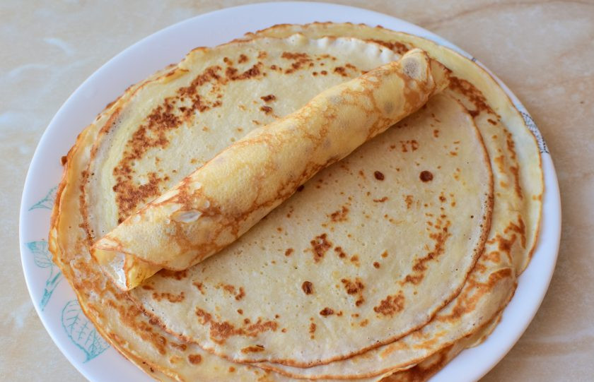 1. Этап. Блинные рулеты с рыбой: Скрутите в рулет, начинкой внутрь.