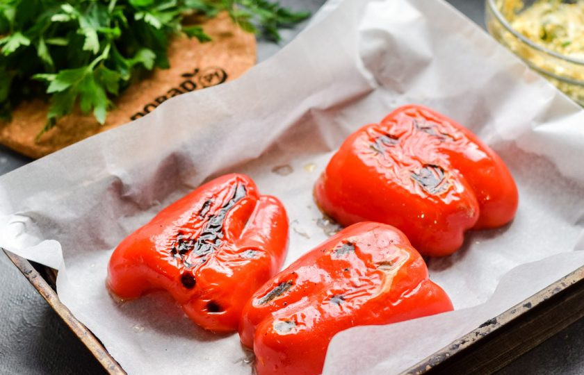 1. Этап. Болгарские рулетики: Перец очистите, ополосните, просушите. Выложите перец на противень. Запекайте перец 35-40 минут при 200 градусах. После перец переложите в пакет, дайте пропариться пару минут, после почистите от кожицы.