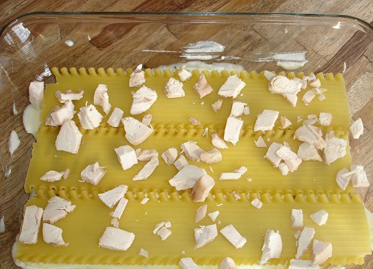 1. Этап. Лазанья с брокколи: 7. Куриное филе остудить, немного посолить по вкусу и при желании поперчить. Нарезать мелкими кубиками и выложить немного в форму.