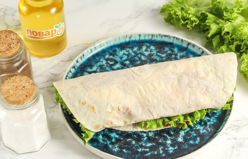 1. Этап. Цезарь ролл с наггетсами: Аккуратно заверните в лепешку начинки, сворачивая ее рулетиком.