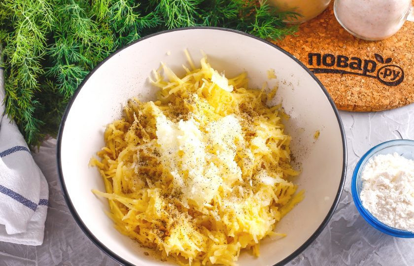 1. Этап. Кремзлики: Далее вам нужно все делать очень быстро, так как натертый картофель темнеет при соприкосновении с воздухом. Натрите на терке с мелкими ячейками все картофелины в глубокую емкость. Как и картофель, натрите лук и чеснок. Посолите и поперчите.