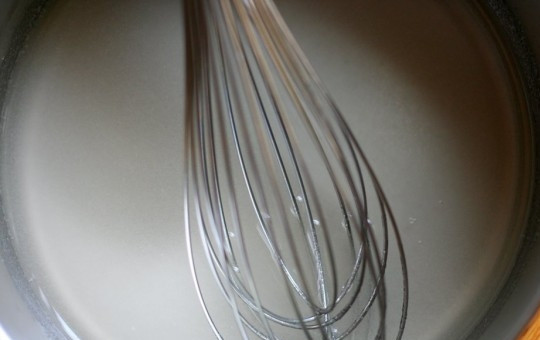 1. Этап. Джем из черники: Кастрюлю ставим на средний огонь. Наливаем воду и разводим в ней пектин. Доводим до кипения и варим одну минуту, все время перемешивая.