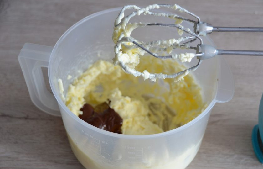 1. Этап. Профитроли с масляным кремом: Слегка остудите шоколад, добавьте его в крем.