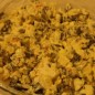 Хитрый салат с морской капустой Варим наш картофель, как обычно. Солим воду, и стараемся сделать так, чтобы картофель не разварился. (Я вилкой определяла) Варим яйца Лук очищаем и обдаем кипятком. Даем постоять в кипятке минуты 2-3, потом сливаем кипяток и оставляем остывать. Теперь нарезаем картофель и яйца, как обычно для салата, но не мельчим (если сделать слишком мелко, то салат утратит свой вкус). Лук шинкуем мелко, добавляем ко всему этому 200 грамм морской капусты заправляем солью (1/3 чайной ложечки), и майонезом заправляем по вкусу! Желательно дать постоять салатику часика 2 в холодильнике, настоится, будет вкуснее!