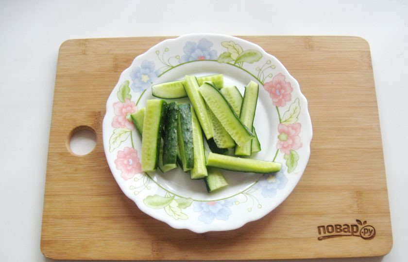 1. Этап. Огурцы по-корейски на зиму без стерилизации: Огурцы помойте и нарежьте небольшими брусочками.