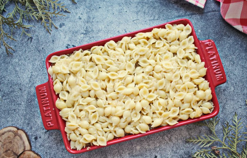 1. Этап. Макаронник с мясом: Выложите на фарш оставшуюся макаронную массу и закройте форму фольгой для запекания.