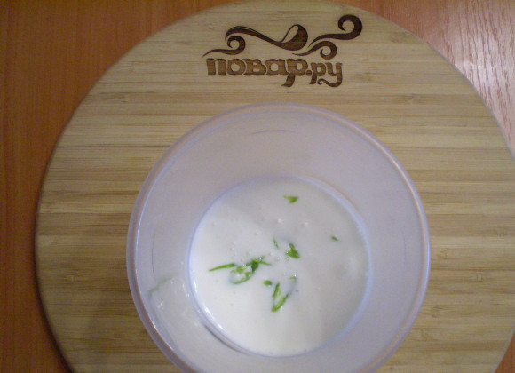 1. Этап. Кефир с перцем: В чашу блендера наливаем кефир, добавляем щепотку соли и перец.