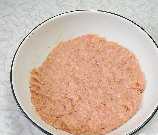 1. Этап. Новогодние котлеты: 3. Все ингредиенты тщательно перемешиваем, фарш ложем в чистое полотенце или пакет и отбиваем (его консистенция должна быть плотная и нежная).