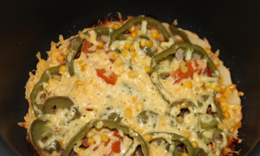 1. Этап. Пицца Минутка в мультиварке: 6. Открываю крышку мультиварки и аккуратно достаю горячую пиццу.