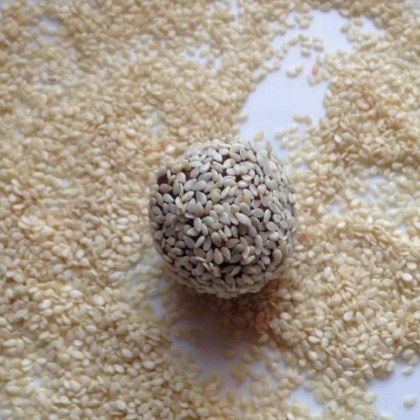 1. Этап. Финиковые шарики: Катаем шарики по тарелке с кунжутом