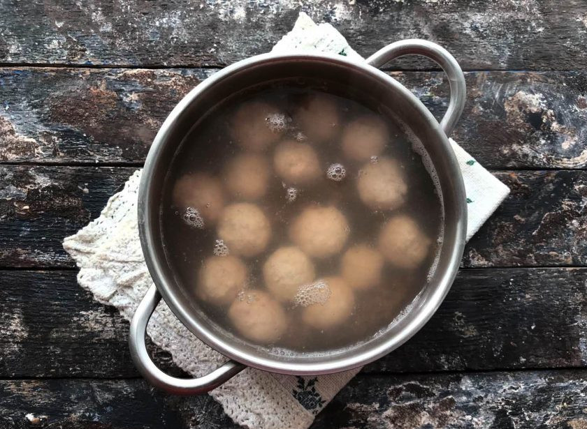 1. Этап. Гречневый суп без картошки: Мокрыми руками сформируйте из фарша небольшие фрикадельки и выложите их в кастрюлю. Варите на среднем огне в течение 10-12 минут.