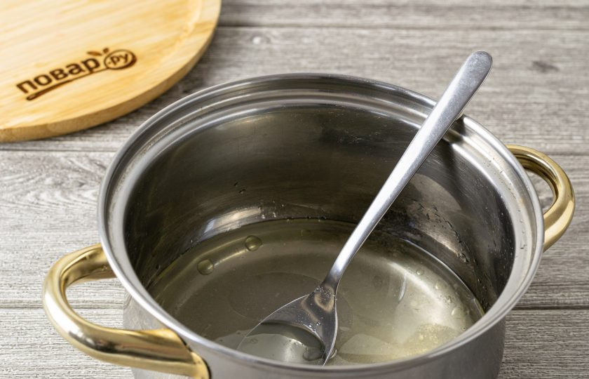 1. Этап. Маринованная пекинская капуста на зиму: Для маринада вскипятите воду с растительным маслом, уксусом, сахаром и солью.