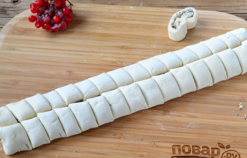 1. Этап. Ушки-завитушки: Порежьте рулетик на кусочки толщиной 2 см.