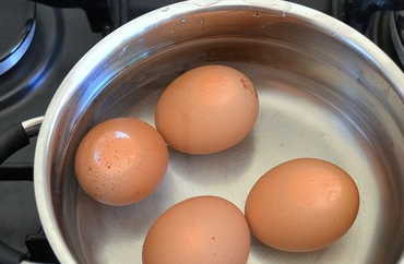 1. Этап. Простой салат из говядины: Яйца сварим вкрутую.