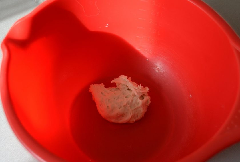 1. Этап. Булочки Римские чириолы: В емкость для замешивания теста влейте воду (184 мл.), добавьте опару, соль и мед.