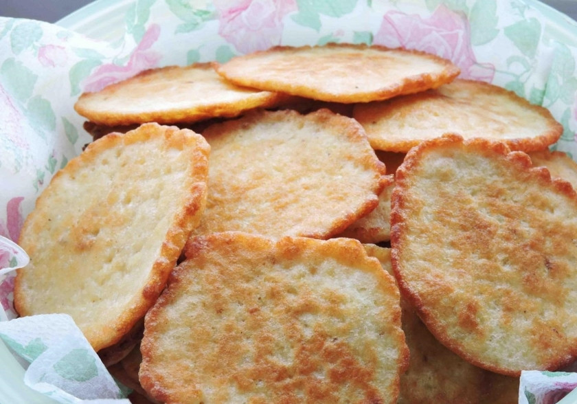 1. Этап. Пшенные оладьи: 3. Готовые оладьи перекладываем сразу на бумажное полотенце, чтобы избавиться от лишнего жира. Подаем оладьи с медом и ягодами.