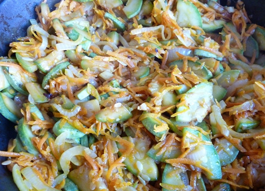 1. Этап. Кабачки с морковью и луком: Кабачки посолите, сахар добавлять по вкусу.