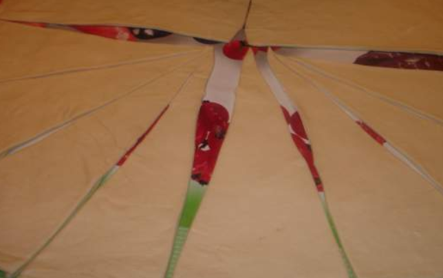 1. Этап. Круассаны без дрожжей: Прижмите рулет, чтобы получилось слоеное тесто, и раскатайте до толщины 1 см. Разрежьте тесто на необходимое количество треугольников.