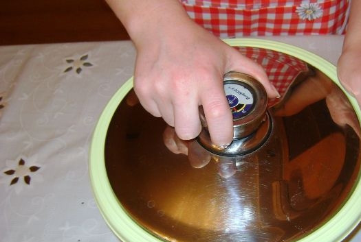 1. Этап. Свежий салат из капусты: 5. Накрыть миску крышкой и оставить еще на 10-15 минут. Если времени мало, то и 5 минут будет достаточно.