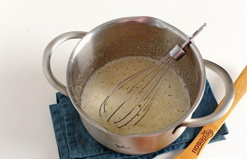 1. Этап. Мандариновый пирог: Яйца взбейте с сахаром.