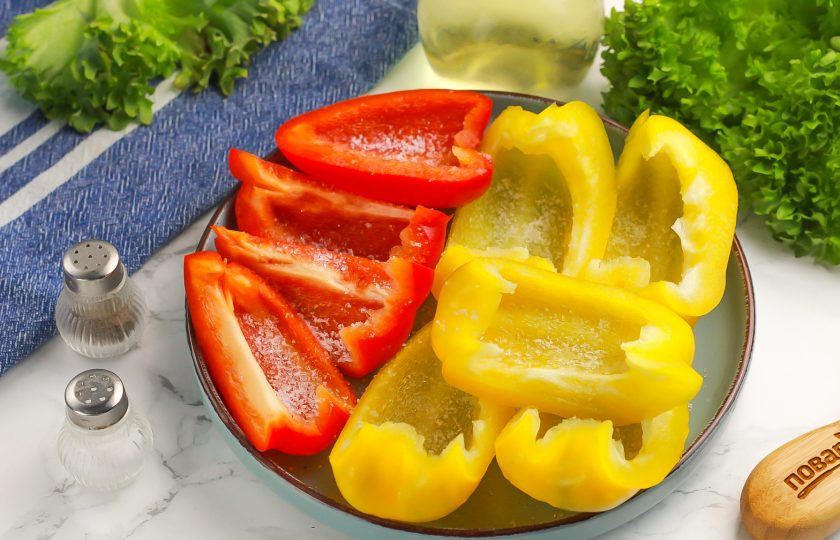 1. Этап. Перец на мангале: Посолите и всыпьте сахар, он подчеркнет вкус горчицы. По желанию можете добавить любимые специи и пряности.