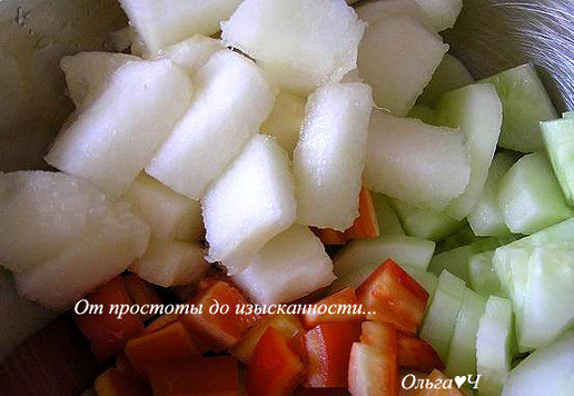1. Этап. Овощной салат с дыней: Овощи и дыню нарежьте кусочками.