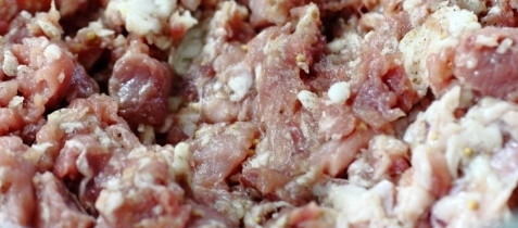 1. Этап. Украинская домашняя колбаса (простой рецепт): Лопатку также смалываем на мясорубке. Специи смешиваем в ступке и толчем все до однородности. Смешиваем фарш и мясо, посыпаем приправами и хорошенько перемешиваем.