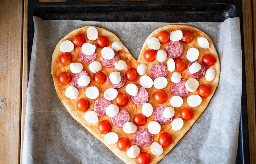 1. Этап. Пицца Сердце: Разложите поверх тонкие кружочки моцареллы. Пиццу на противне отправьте в уже разогретую до 180 градусов духовку на 15 минут.