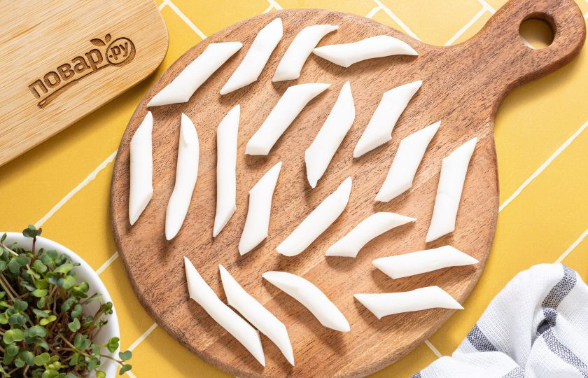 1. Этап. Рисовые токпокки: После разделите тесто на порционные колбаски, нарежьте их на брусочки длинной 3-5 см.