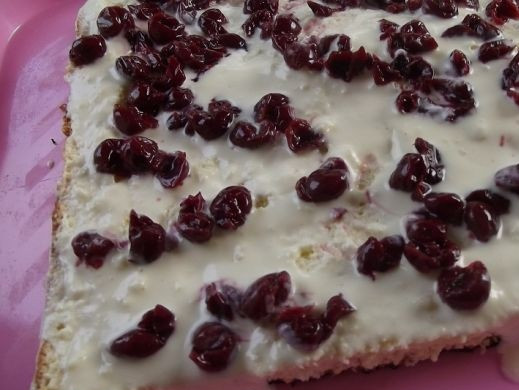 1. Этап. Бисквитный торт со сметанным кремом: 10. В данном случае бисквитный торт со сметанным кремом в домашних условиях дополнен еще вишней без косточек. Это очень вкусно!