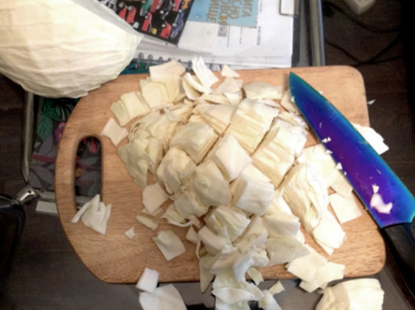 1. Этап. Капустный квас: Порубите капусту кубиками.