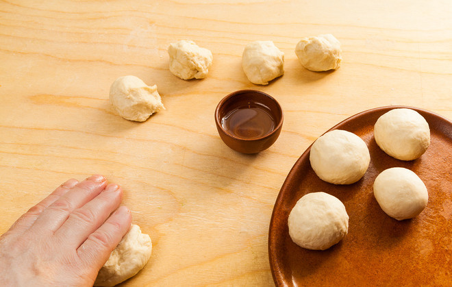 1. Этап. Азербайджанские чебуреки с зеленью: Разделите тесто на шарики по 30 грамм.