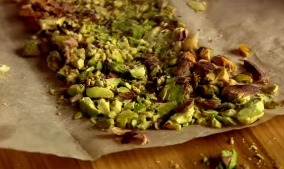 1. Этап. Чипсы из сыра с кунжутом: 2. Фисташки подробите любым способом.