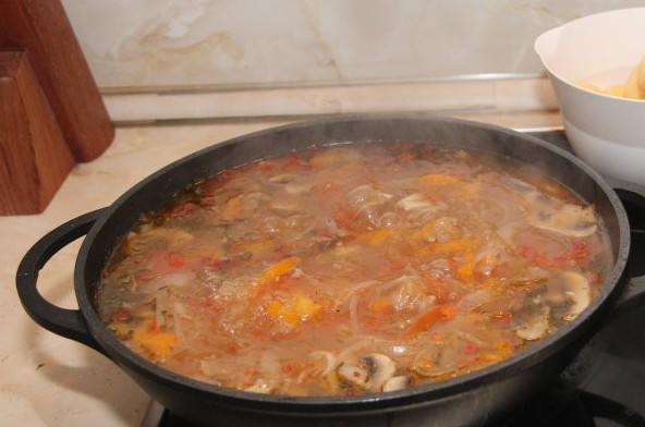 1. Этап. Хашлама из баранины на пиве: Сначала мы готовим хашламу на сильном огне в течение полу часа, затем уменьшаем огонь до среднего и тушим все еще час, а ближе к концу этого часа начинаем чистить картофель. После того как хашлама часок покипит на среднем огне, мы делаем самый слабый огонь, солим все и приправляем специями, картофель ставим вариться в отдельной кастрюле. Тушим баранину с овощами на слабом огне еще 30 минут, в конце при необходимости досаливаем и добавляем чеснок.