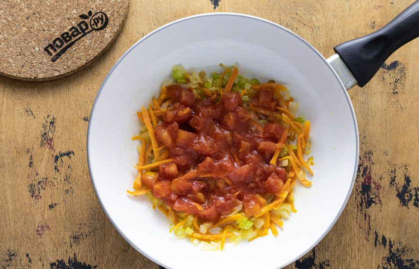 1. Этап. Грузинский суп из фасоли с овощами: Влейте в сковороду рубленые томаты в собственном соку. Прогрейте все вместе еще 5 минут, периодически помешивая.