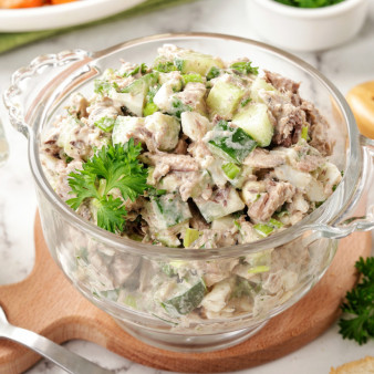 Салат с тунцом, огурцом и майонезом