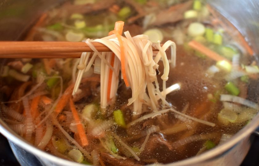 1. Этап. Грибная лапша на китайский манер: Пришла очередь лапши. Желательно брать плоскую неширокую лапшу, но можно использовать и спагетти. Крупные макаронные изделия брать нежелательно. Варите до полуготовности.